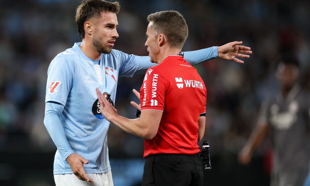 El polémico momento que salvó al defensa del Celta de Vigo de la tarjeta roja ante el Barcelona