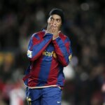 Ronaldinho y su mágico tiro libre ante las leyendas del Real Madrid