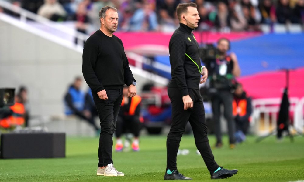 Barcelona evalúa la situación de Hansi Flick en medio de la incertidumbre deportiva
