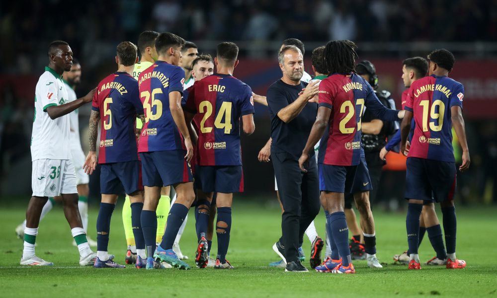 Hansi Flick dialoga con las estrellas del Barcelona tras su descenso de rendimiento