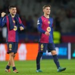 Gavi y Hansi Flick celebran juntos la victoria del Barcelona en la Supercopa