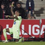 Raphinha sorprende al equipo del Barça con regalos personalizados en la Supercopa