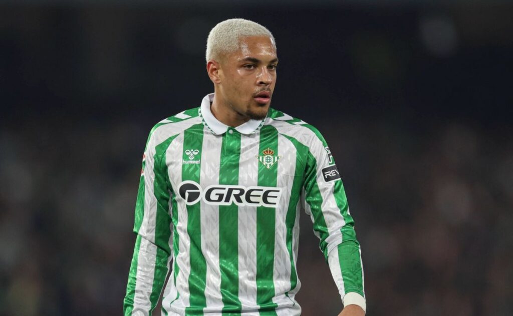 Vitor Roque del Barcelona listo para debutar en la Premier League tras dar positivo