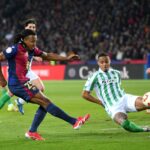 El defensa del Barcelona se ríe del gol anulado al Betis y sugiere un cambio en su estilo de juego