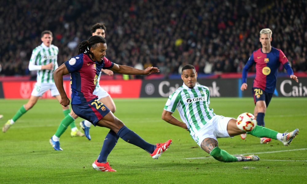 El defensa del Barcelona se ríe del gol anulado al Betis y sugiere un cambio en su estilo de juego