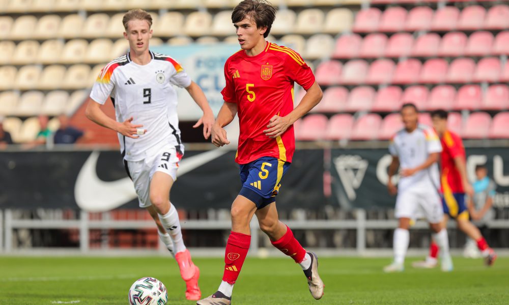 El mensaje del juvenil del Barcelona a Flick sobre el futuro de Araujo