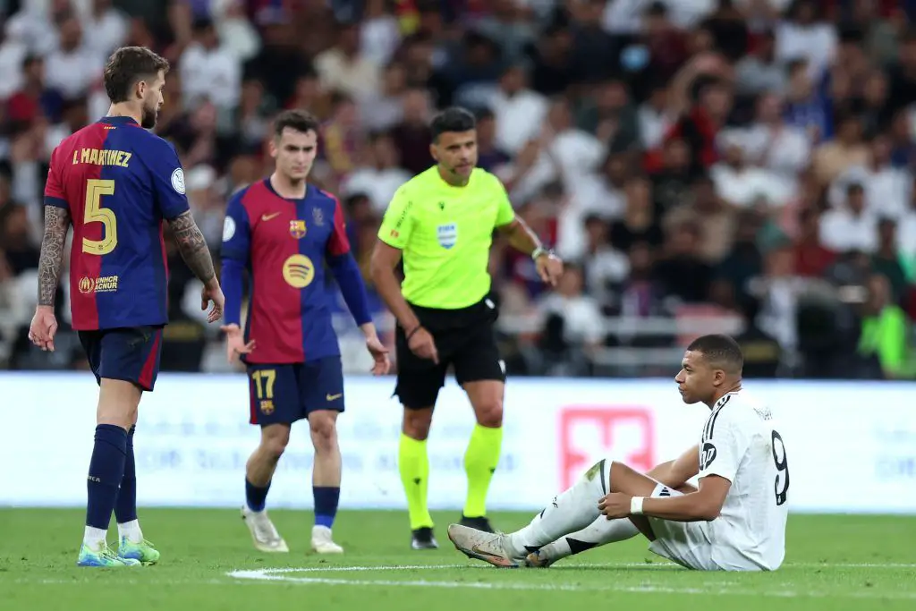 La acción de estrella del Barcelona que enfurece a los jugadores del Real Madrid durante la lesión de Mbappé