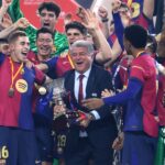 Los jugadores del Barcelona festejan su victoria en la Supercopa desde el avión