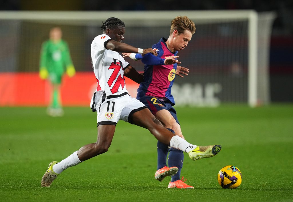 Frenkie de Jong está frente a Casado.