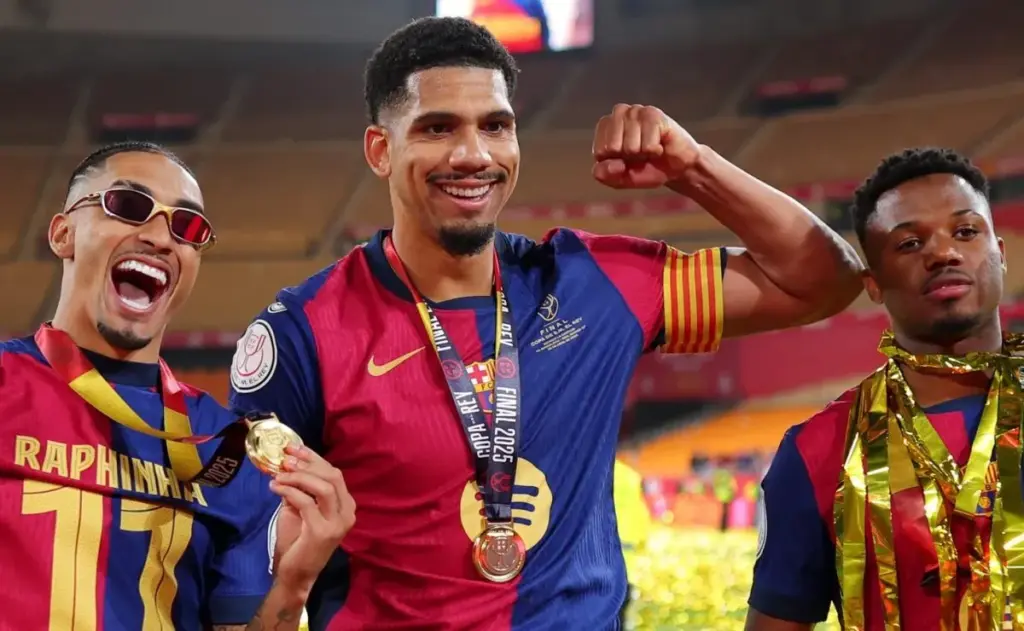Barcelona planea vender a Araujo, Fati y otros jugadores clave del plantel
