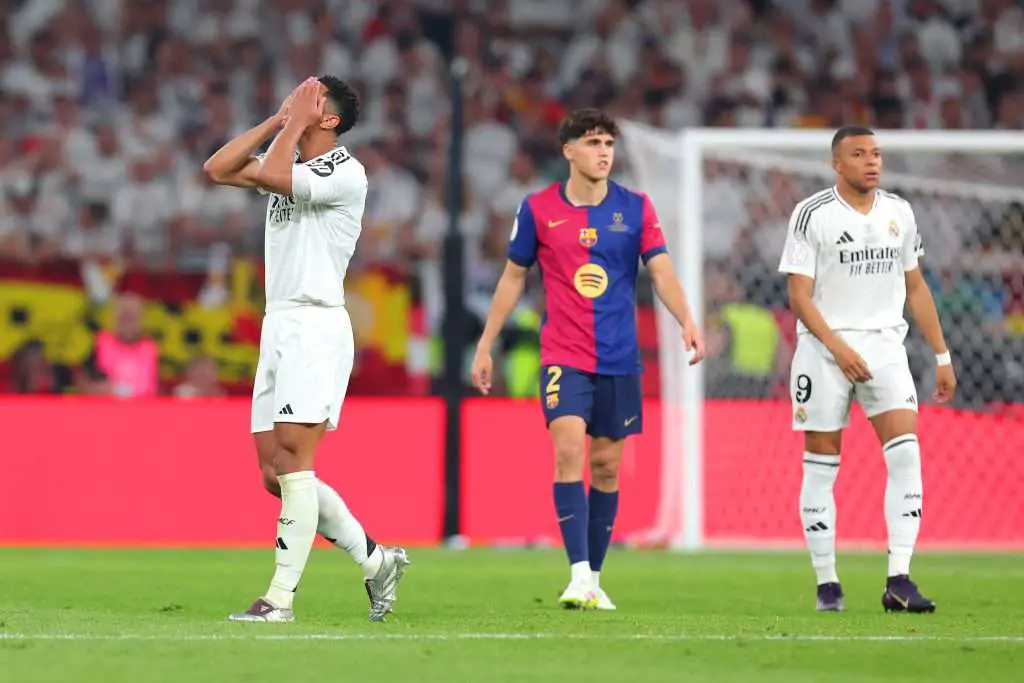 La polémica del árbitro que definirá el destino de Barcelona y Real Madrid en La Liga
