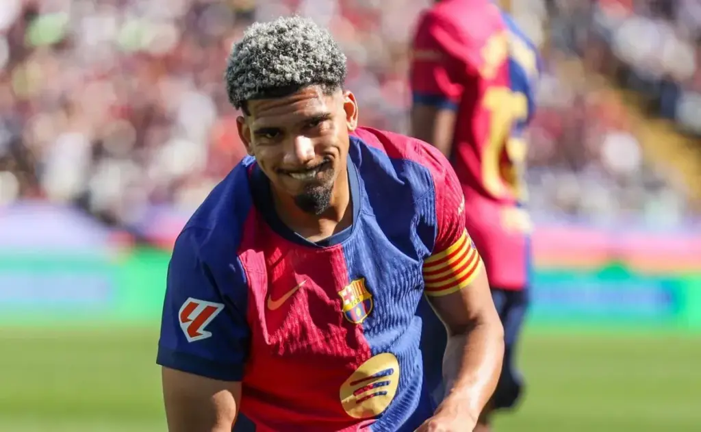Ronald Araújo busca su futuro en el Barça mientras los aficionados expresan su descontento