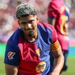 Ronald Araújo busca su futuro en el Barça mientras los aficionados expresan su descontento