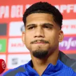 Ronald Araújo se queda en Barcelona tras la decisión de Hansi Flick