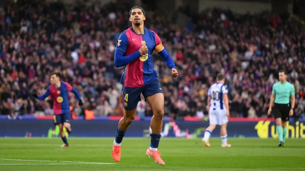 Ronald Araújo en el partido de Barcelona. Foto: David Ramos/Getty Images
