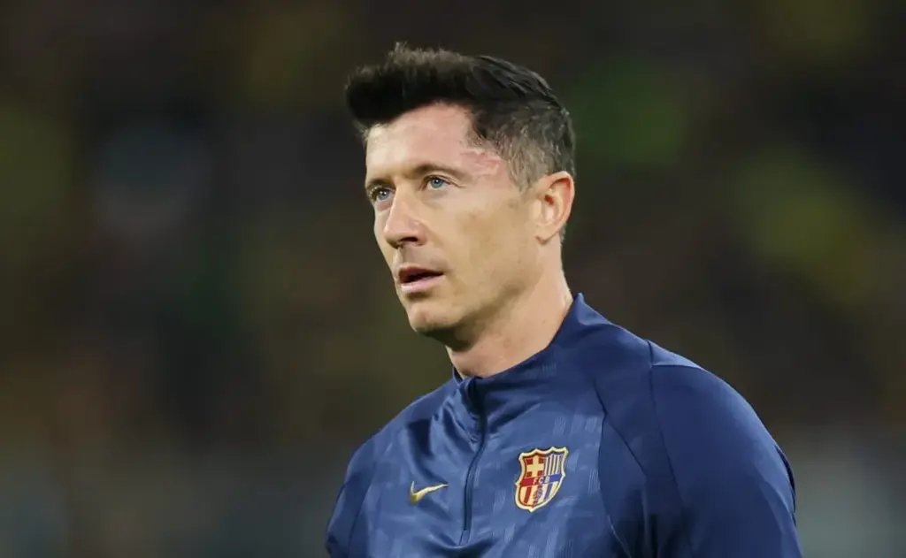 Lewandowski se distancia del entrenador de Polonia tras la derrota en la clasificación