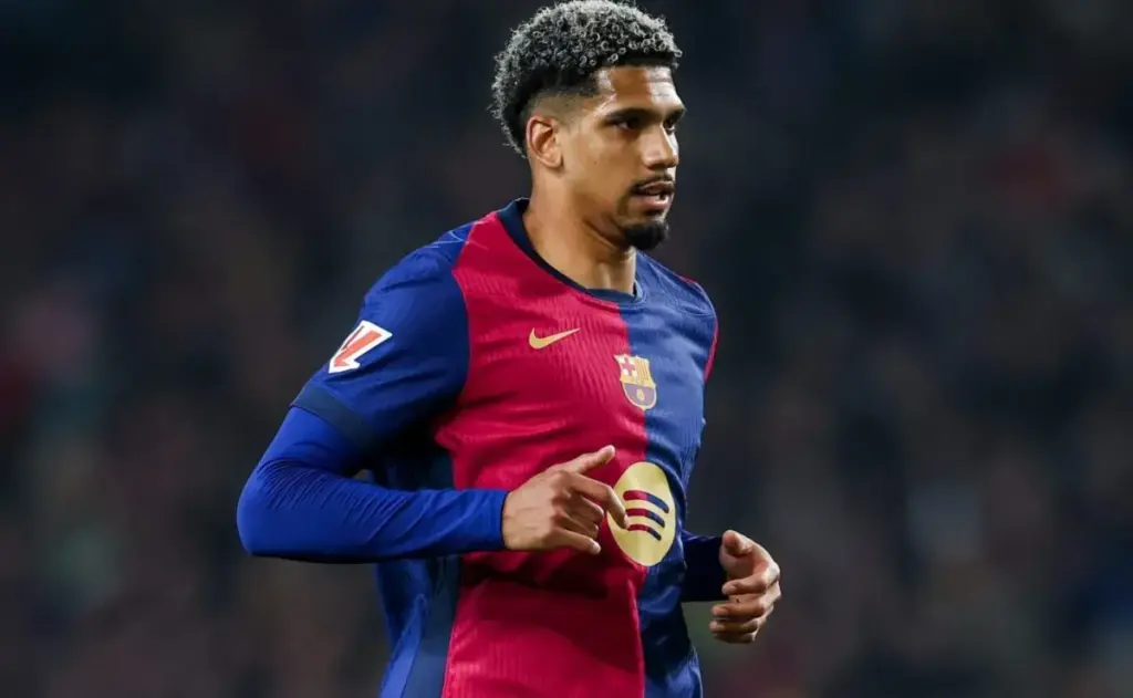 Ronald Araújo busca consejo en Milán para su futuro en el fútbol europeo