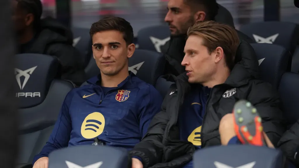 Frenkie de Jong y Gavi sentados en el banco de la Reserva de Barcelona (foto de Alex Barros/Getty Images)