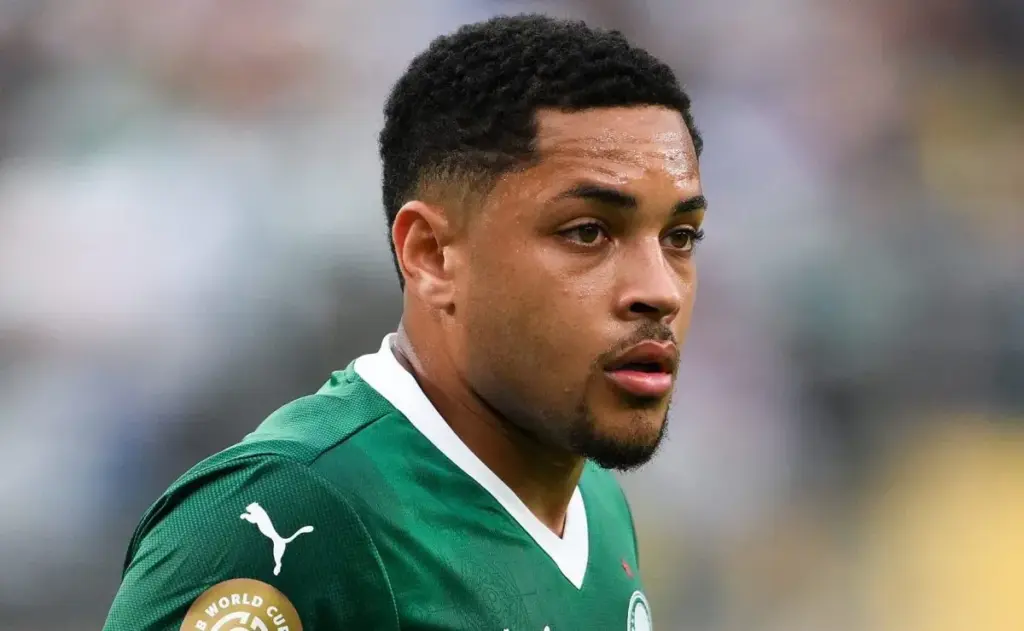 Vitor Roque se convierte en el centro de atención en el duelo Palmeiras vs Botafogo
