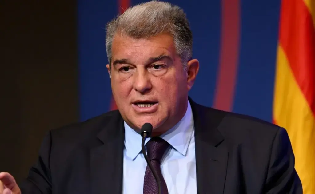 Barcelona evalúa pagar multa para fichar a un delantero rival clave