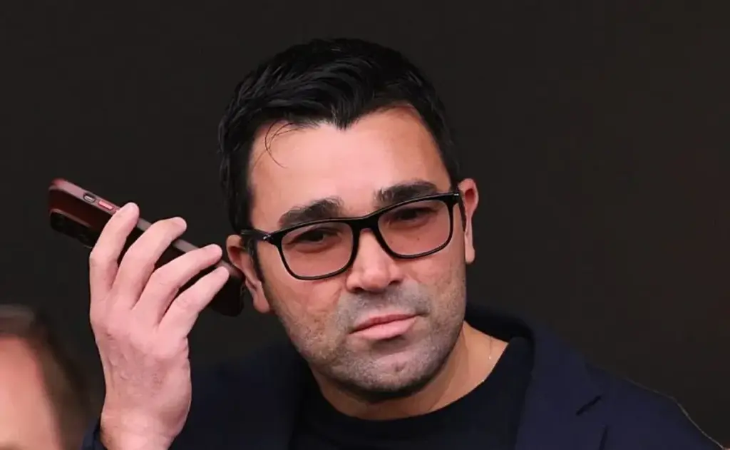 Deco abre la puerta a un nuevo defensor de élite para el Barcelona