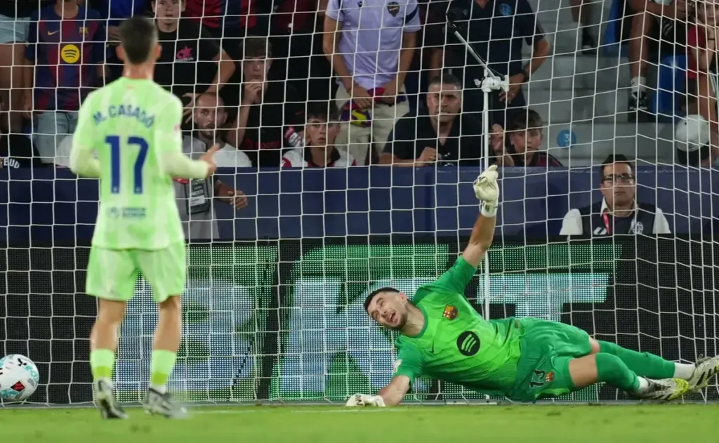 Joan García marca un hito al anotar el primer gol del Barça contra Levante