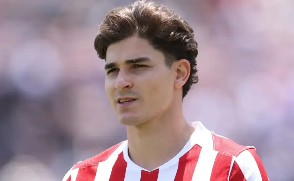 Julián Álvarez se debate entre Barcelona y la Premier League: ¿Cuál será su futuro?